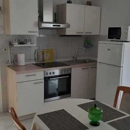 Vikendica House *